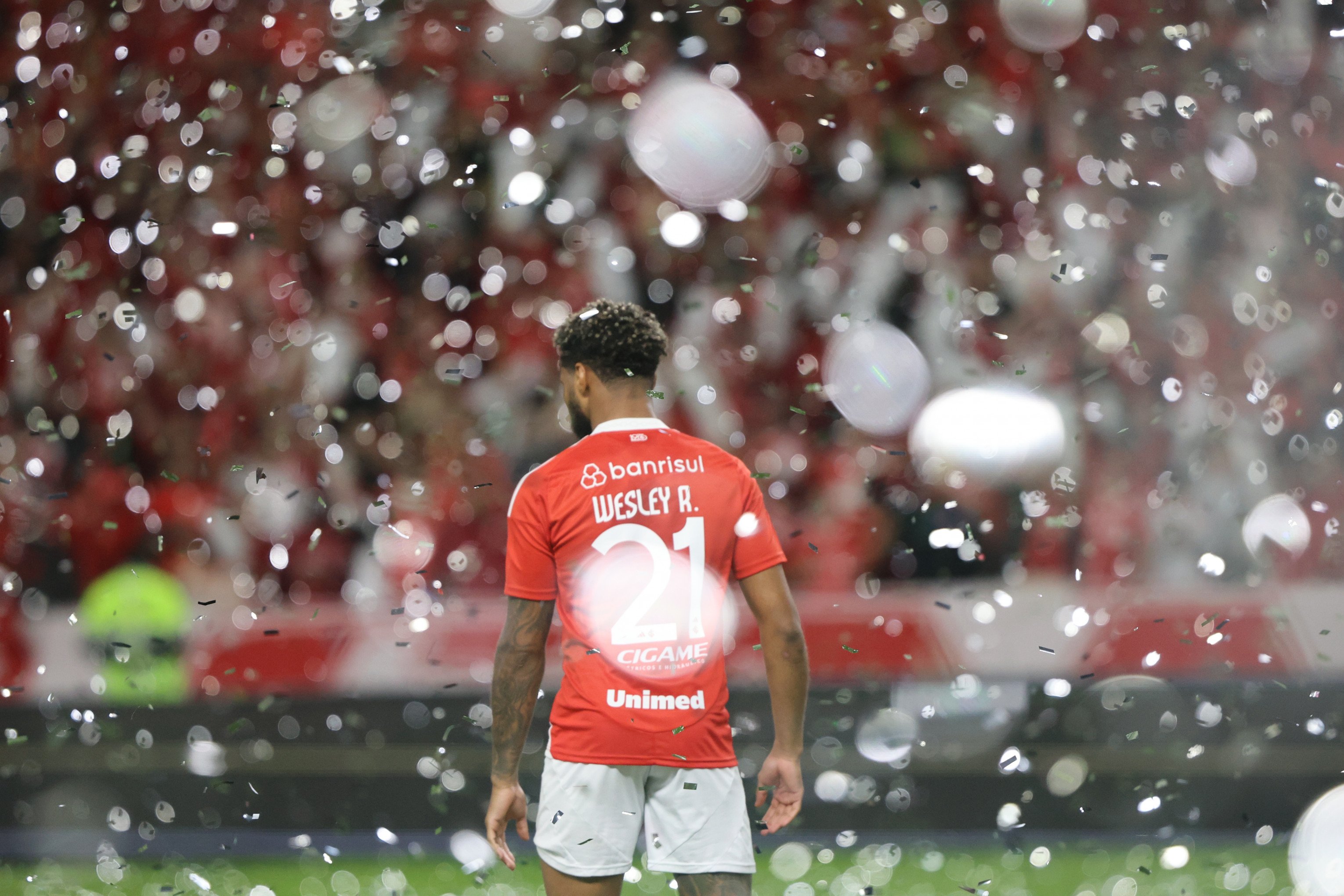 Inter abre investigação sobre chuva de papel picado antes de jogo com Flamengo na Libertadores