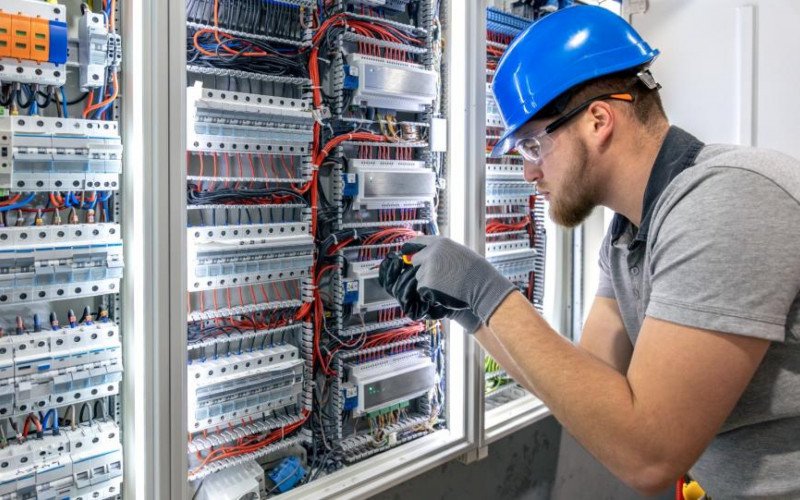 As oportunidades são para os cursos de eletricista predial, barbeiro, padeiro e costureira industrial