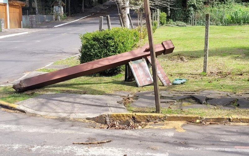 Placa virou e caiu com a força do vento no bairro Planalto, em Gramado