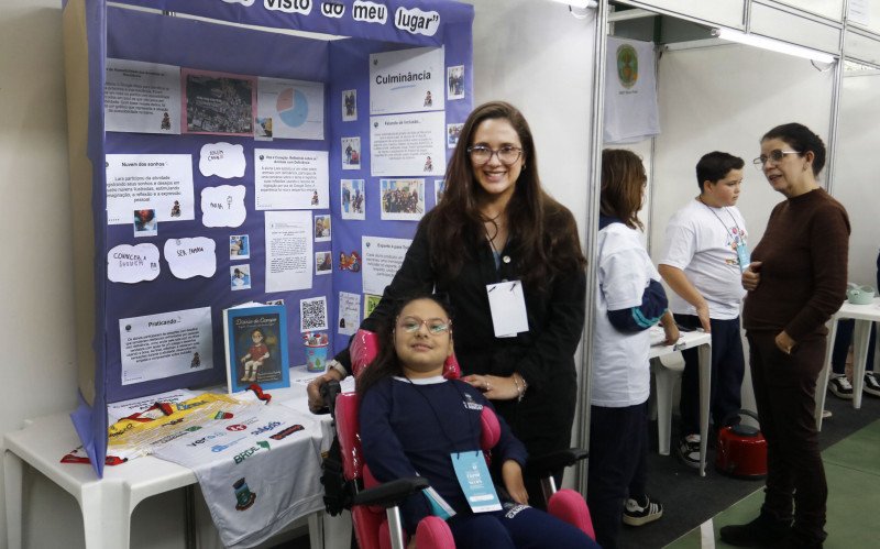 A estudante Lara Rafaelly, junto com a professora Fernanda Roque, apresentou sua pesquisa na 13ª Femucitec | abc+