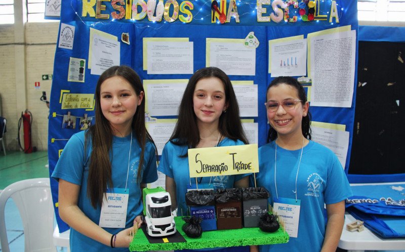 Isabella, Alice e Nicole explicam sobre o descarte correto de resíduos