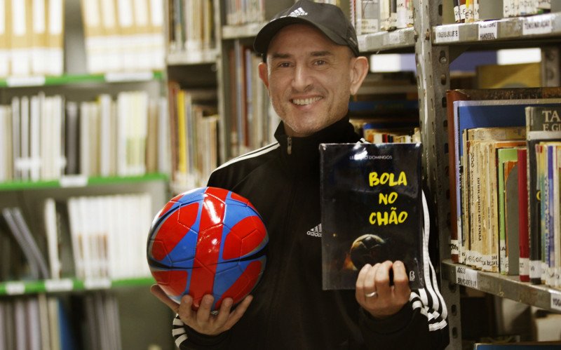 Leandro Domingos é autor do livro Bola no Chão | abc+