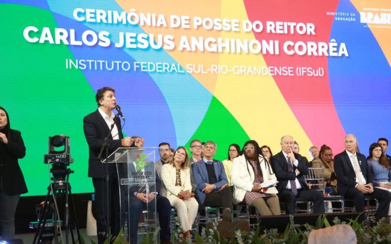 Ministro da Educação, Camilo Santana assina termo de início das obras do IFSul São Leopoldo, durante evento em Pelotas
