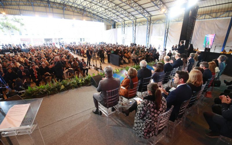 Ministro da Educação, Camilo Santana assina termo de início das obras do IFSul São Leopoldo, durante evento em Pelotas