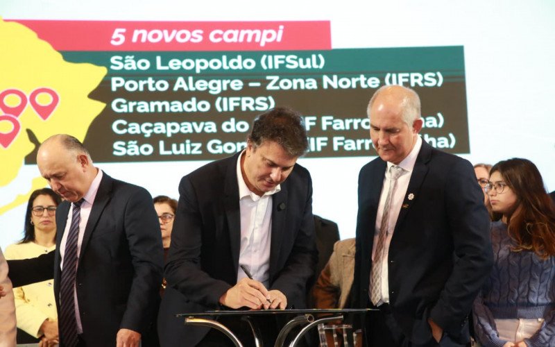 Ministro da Educação, Camilo Santana assina termo de início das obras do IFSul São Leopoldo, durante evento em Pelotas