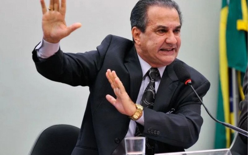 Moraes proíbe Malafaia de sair do País e manda PF apreender seu passaporte | abc+