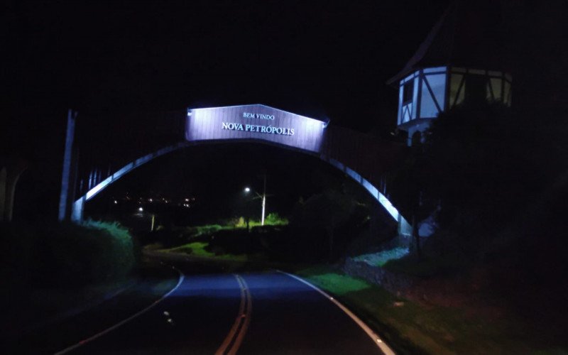 Pórtico de Nova Petrópolis recebe iluminação noturna
