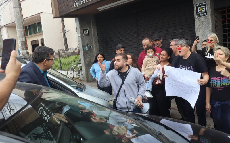 Aniversário de Sapucaia do Sul vira cenário de protesto de ex-agentes comunitários