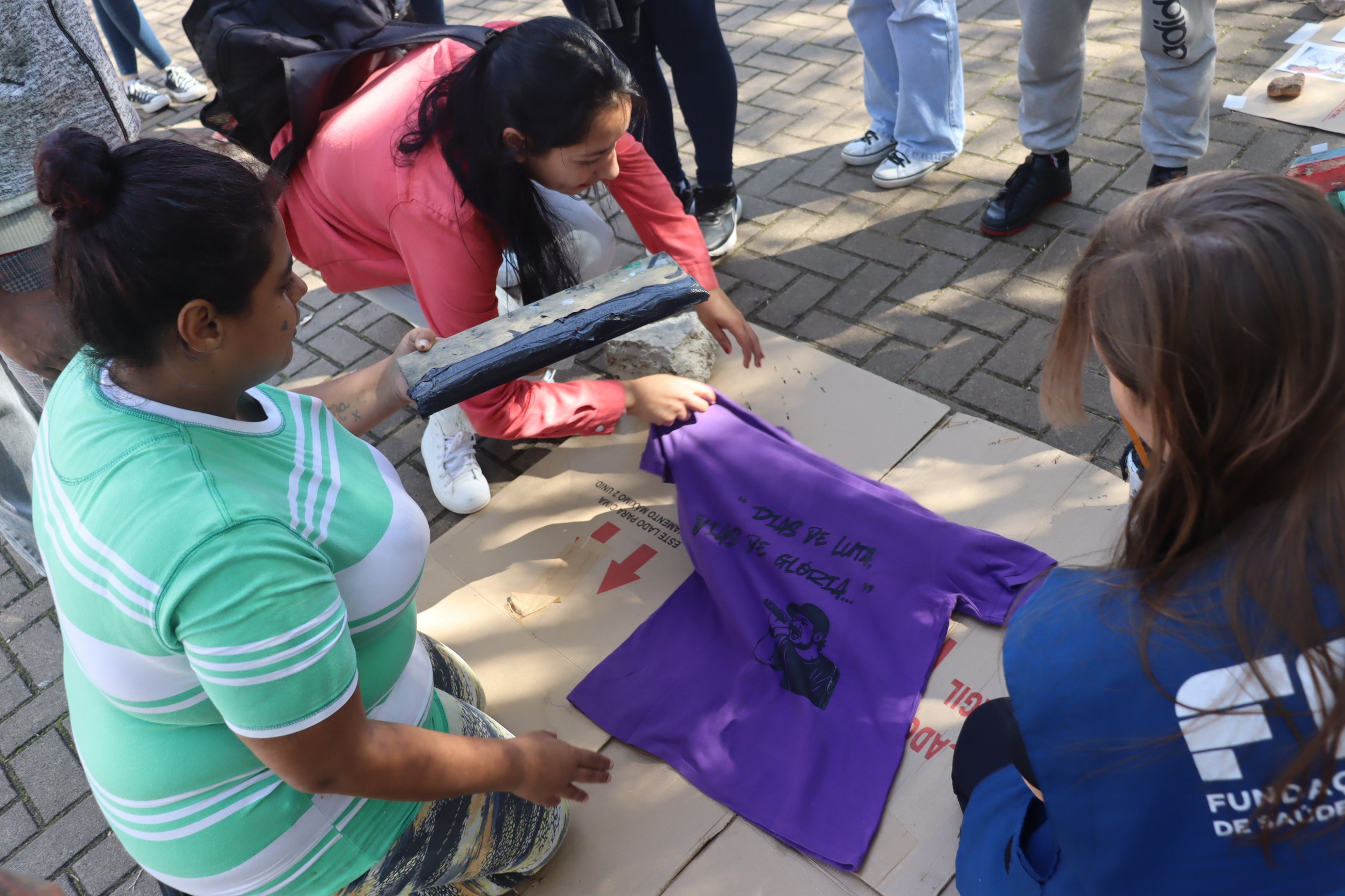 Encontro Vozes da Rua, promovido pelo COL, para celebrar o Dia Nacional de Luta da População de Rua - oficina de serigrafia
