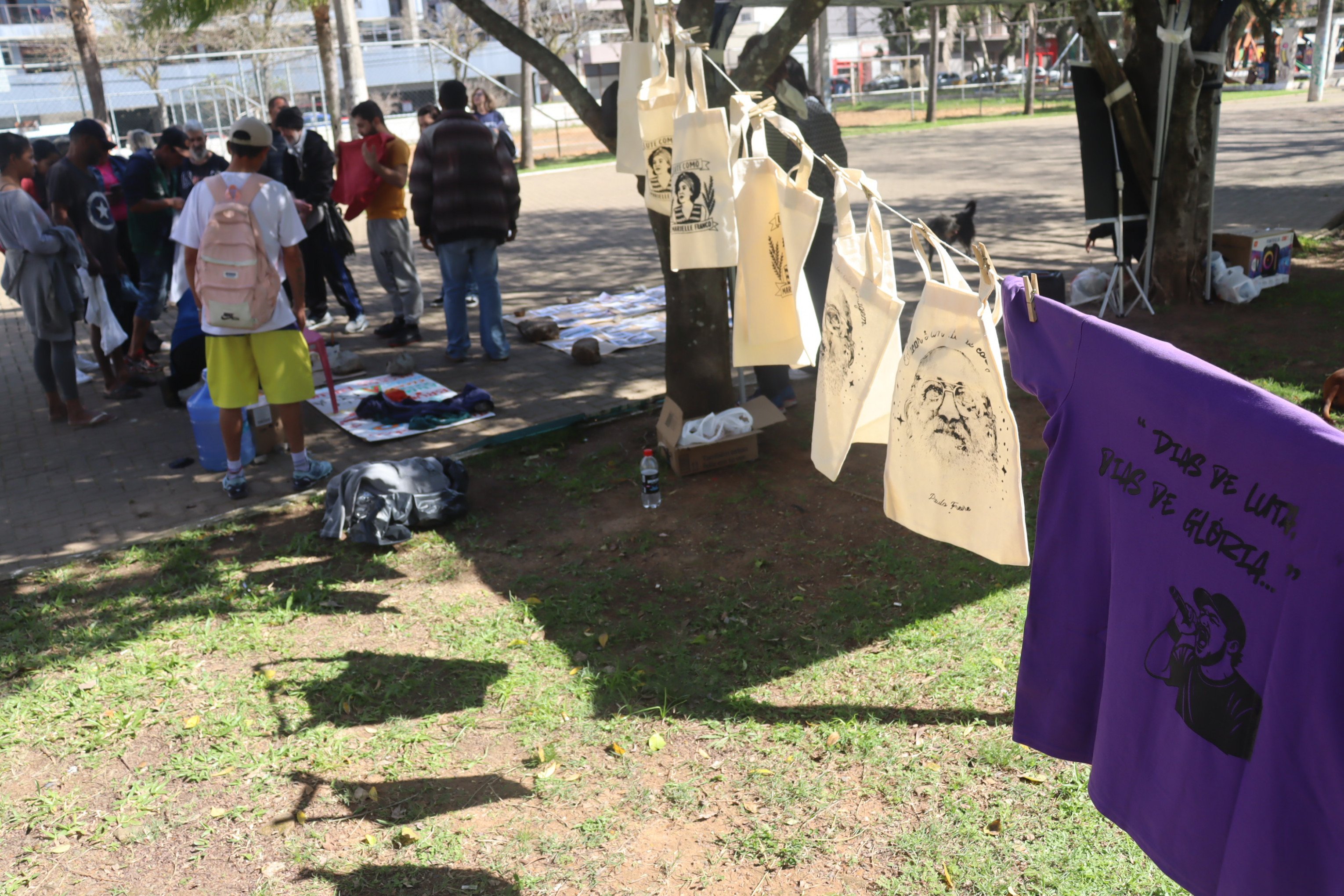 Evento na Praça dos Correios dá visibilidade e integra pessoas em situação de rua