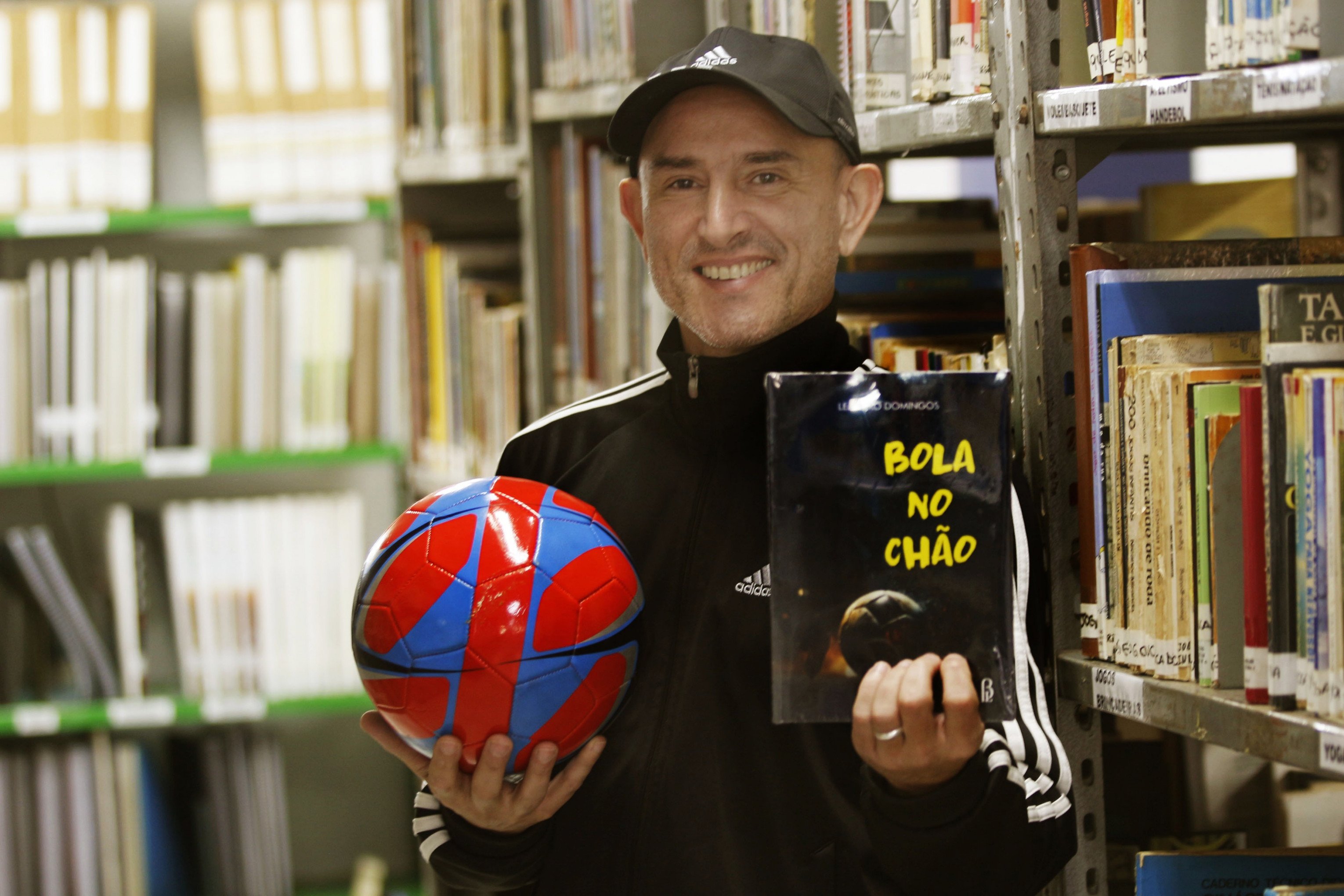 Com futebol e polícia, Leandro Domingos prende leitor do início ao fim em Bola no Chão