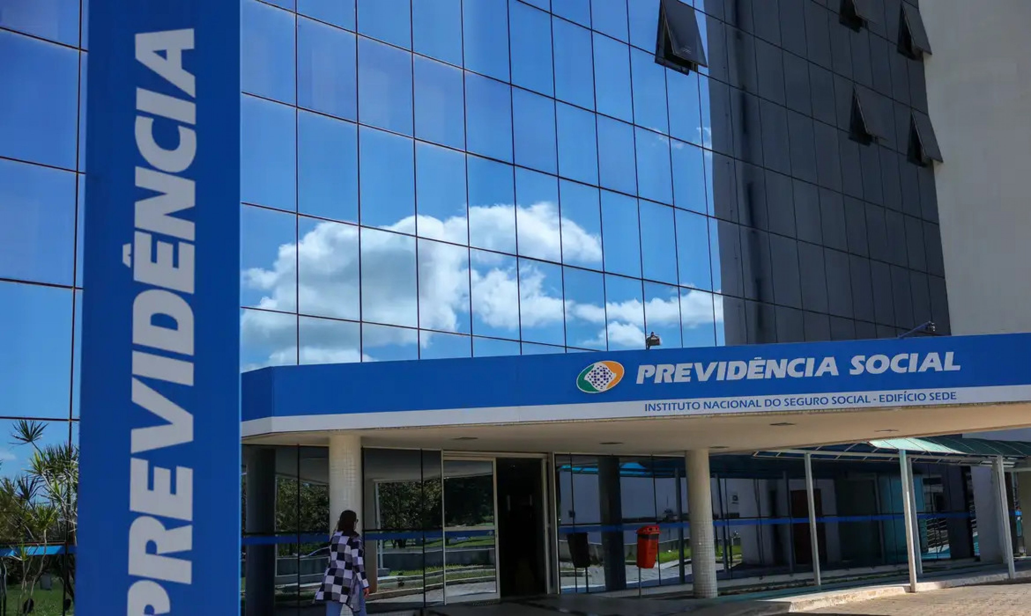 Aposentadorias e pensões do INSS terão reajuste para beneficiários que ganham acima do salário mínimo