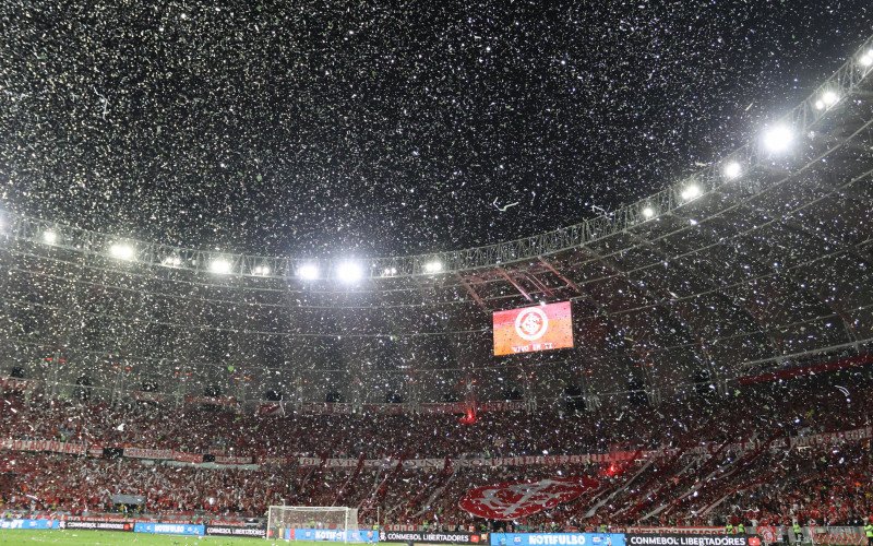 Chuva de papel picado atrasou jogo entre Inter e Flamengo em 20 minutos | abc+