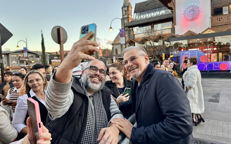 Edson Celulari atende aos fãs durante o Festival de Cinema de Gramado