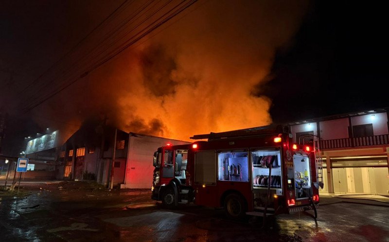 Equipes de São Leopoldo, Novo Hamburgo e Portão trabalham no controle das chamas