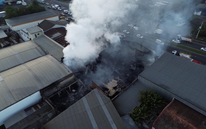 Incêndio atinge fábrica às margens da RS-240, em São Leopoldo | abc+