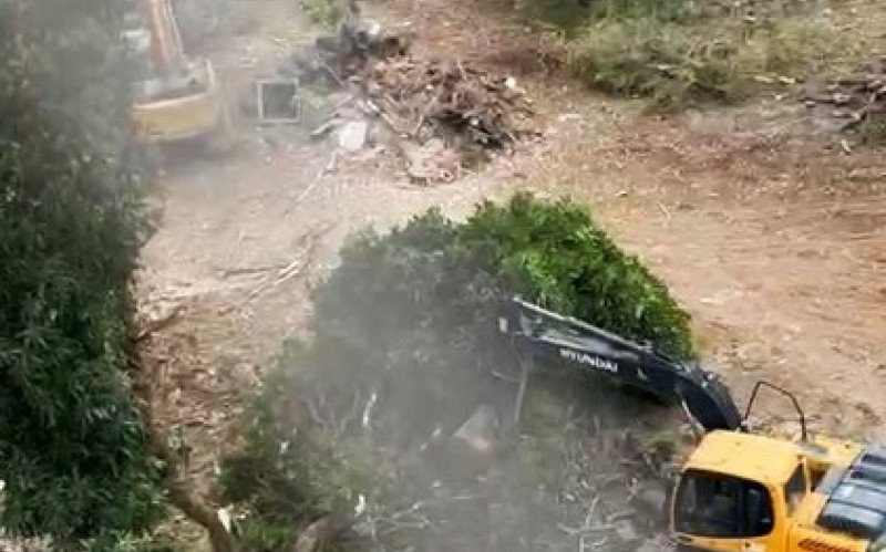 Máquinas e homens em ação durante obra autorizada legalmente na Rua Major Sezefredo | abc+