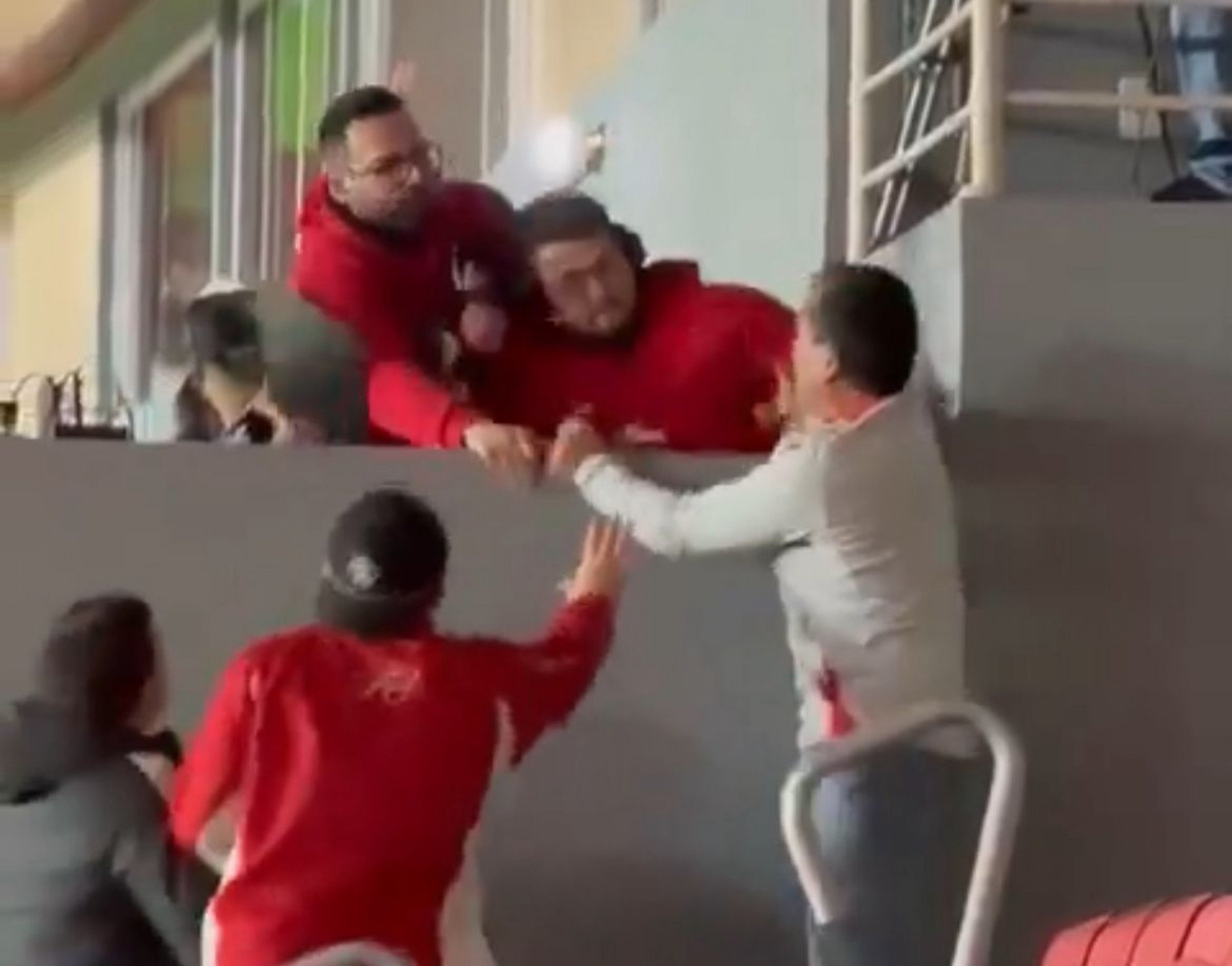 Equipe do Canal do Baldasso é atacada por torcedores no Beira-Rio; veja vídeo