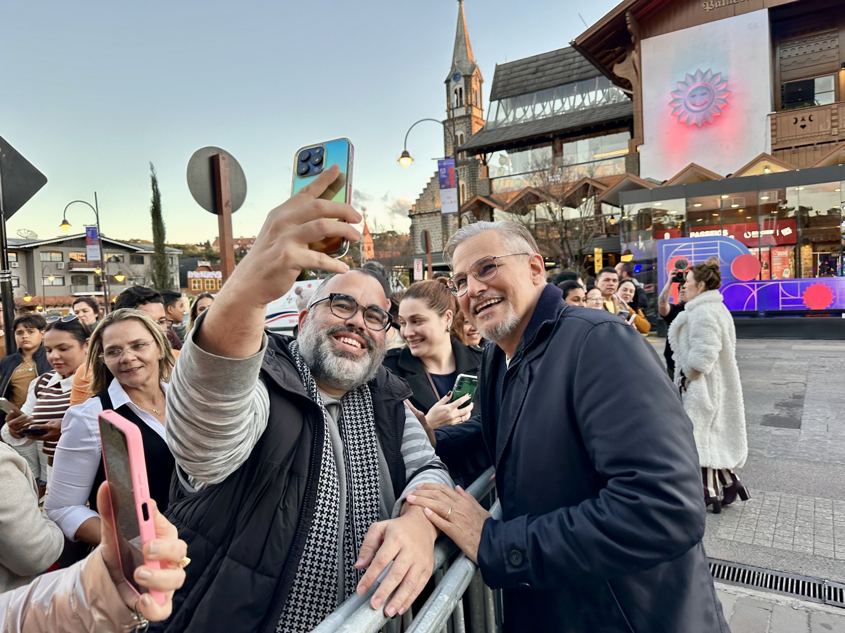 "É uma experiência única", afirma Edson Celulari ao falar sobre o Festival de Cinema de Gramado