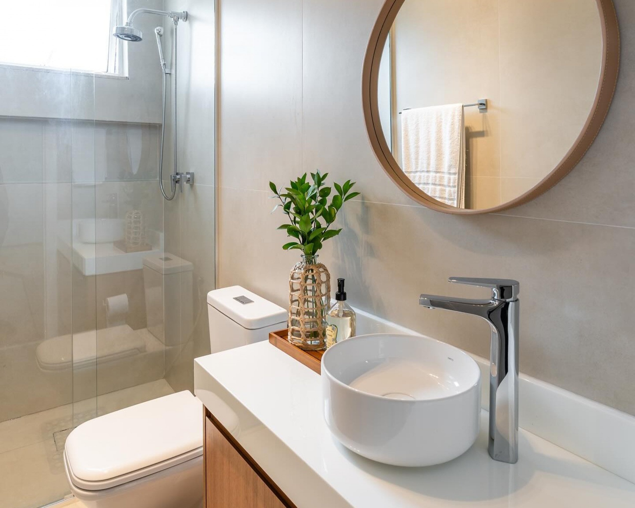 3 truques de decoração para um banheiro pequeno parecer maior