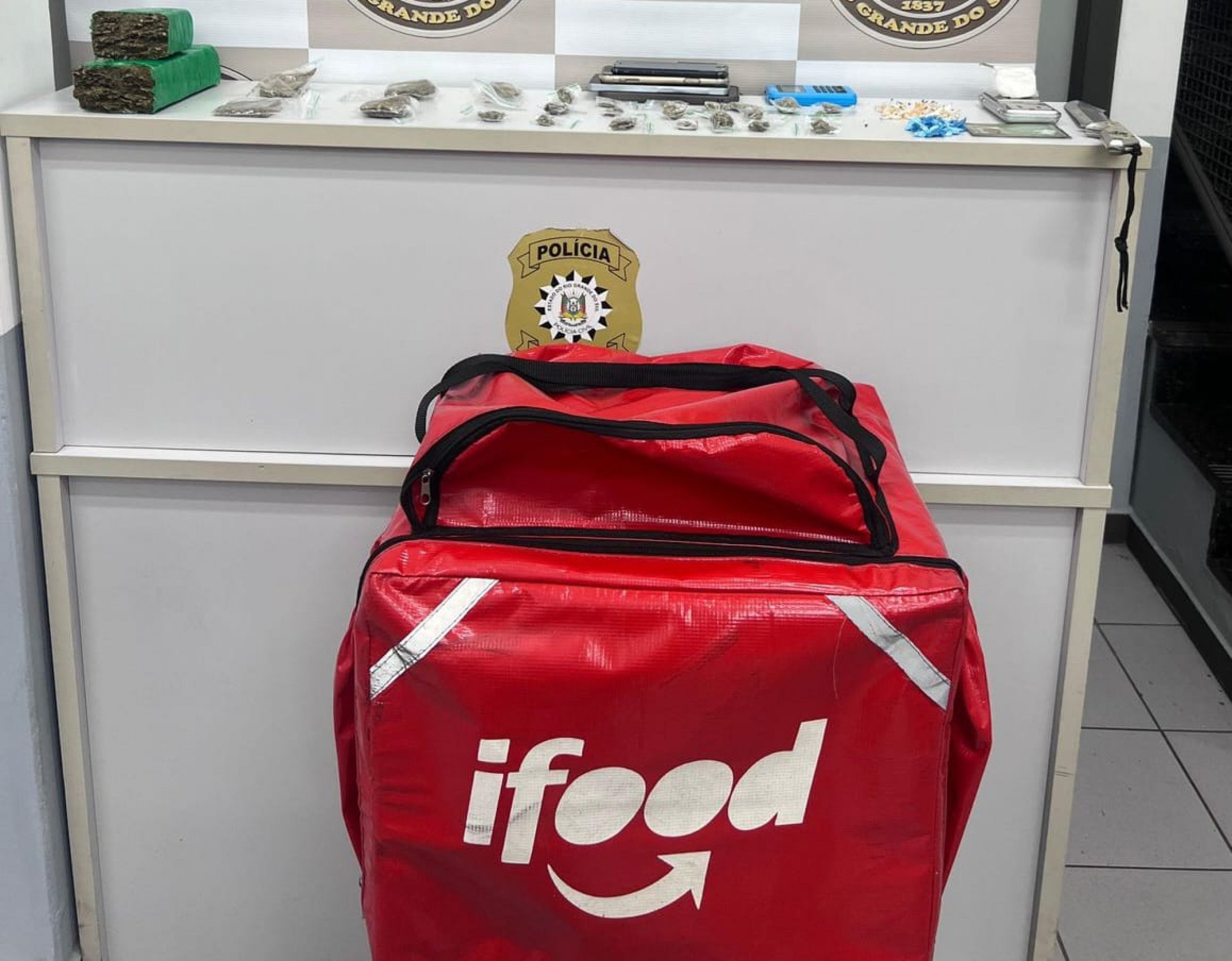 Tráfico simula tele-entrega de lanches por aplicativo para transportar droga no Vale do Sinos