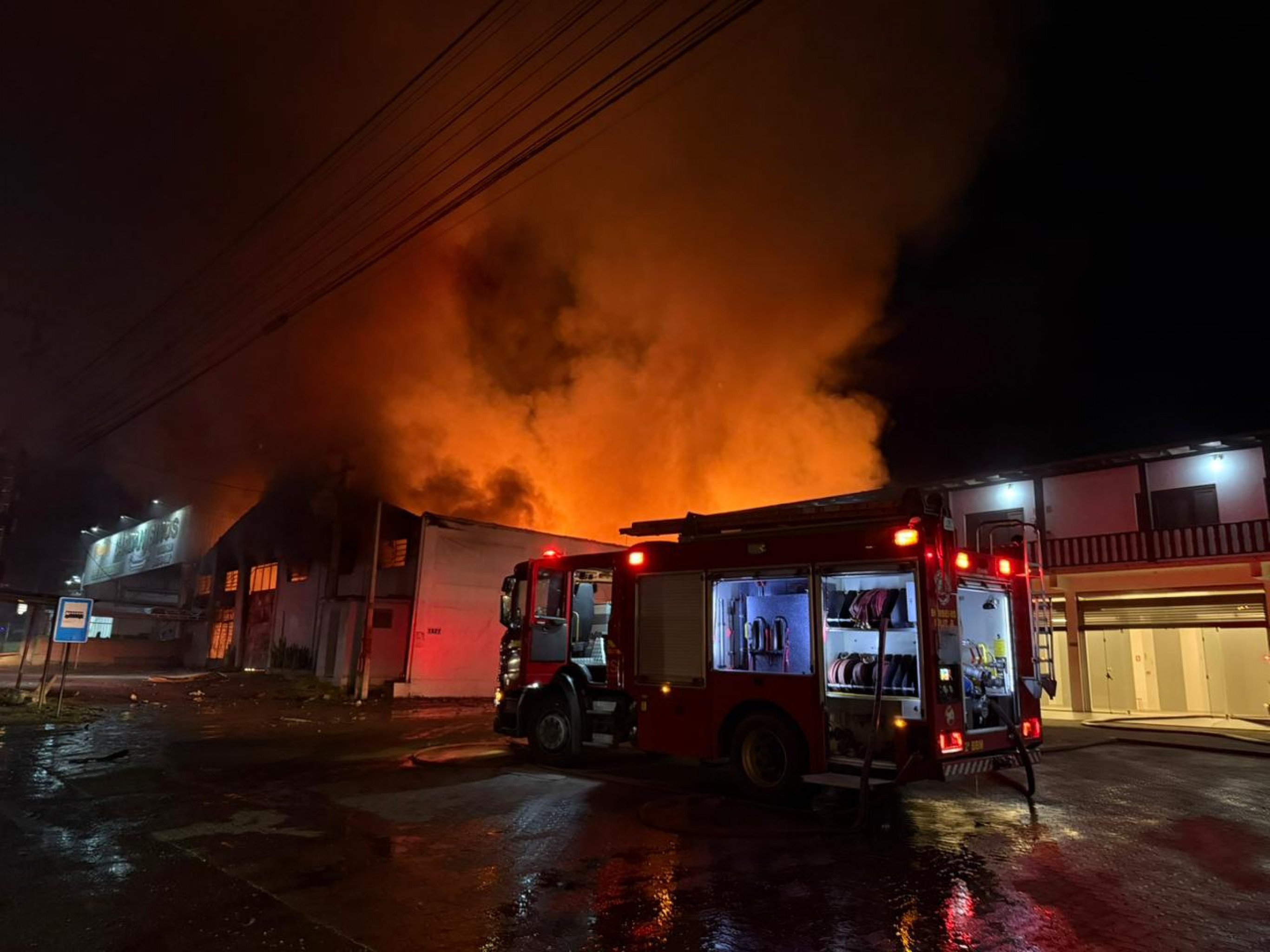 Incêndio atinge empresa às margens da RS-240, em São Leopoldo