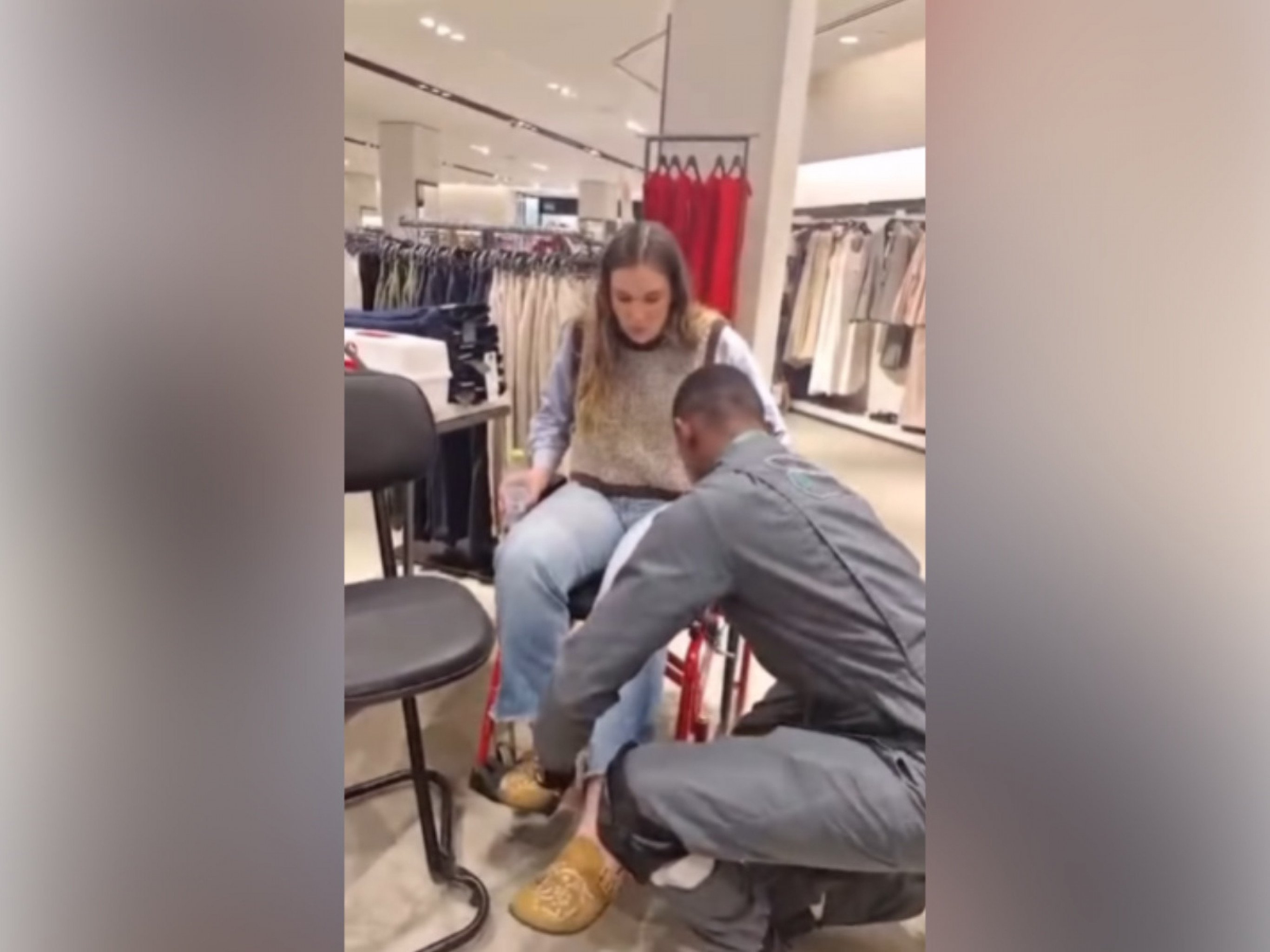 Jovem é picada por escorpião ao experimentar roupas no provador da Zara em shopping