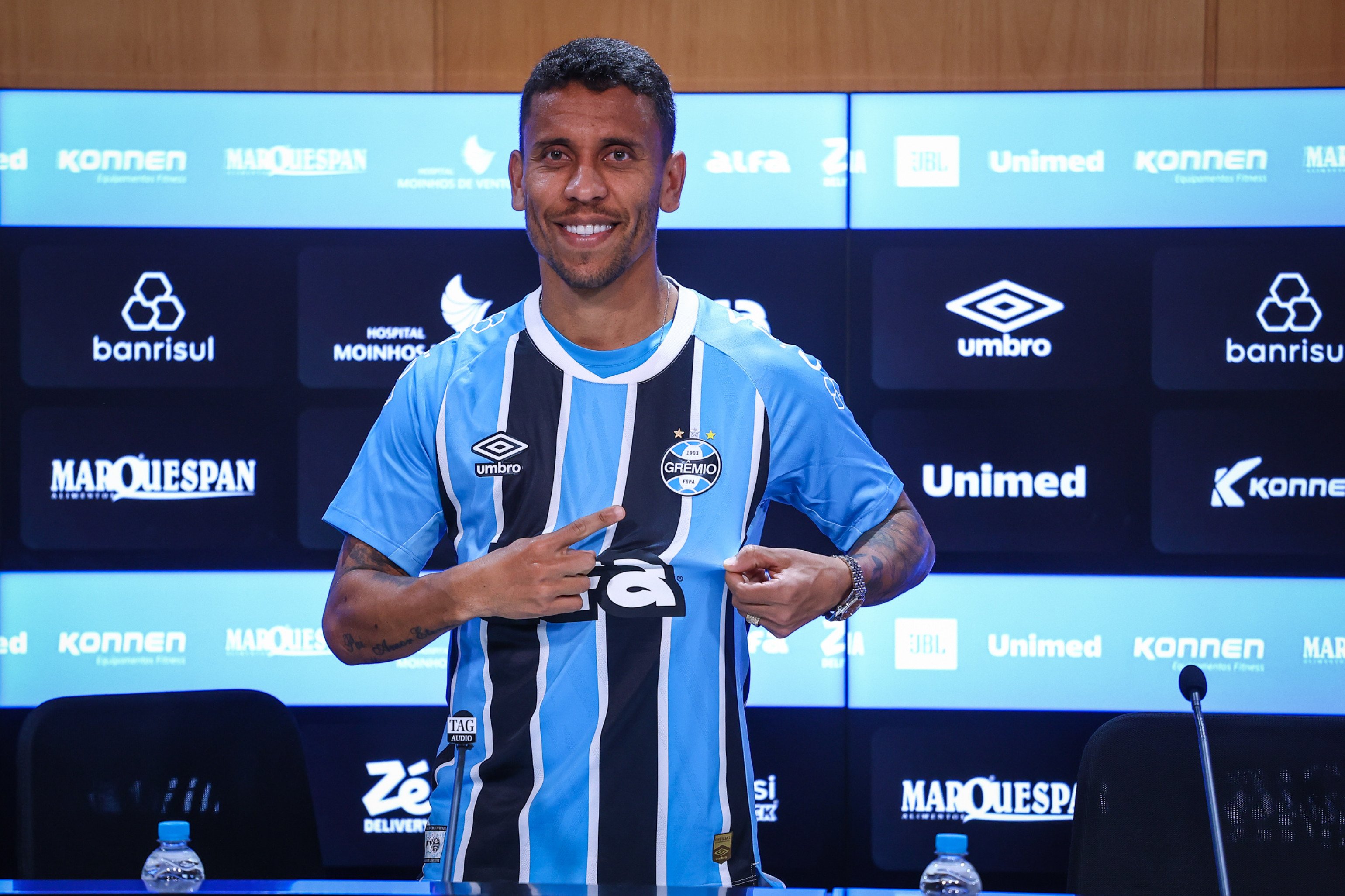 "Quero escrever meu nome na história do clube", diz Marcos Rocha ao ser apresentado pelo Grêmio