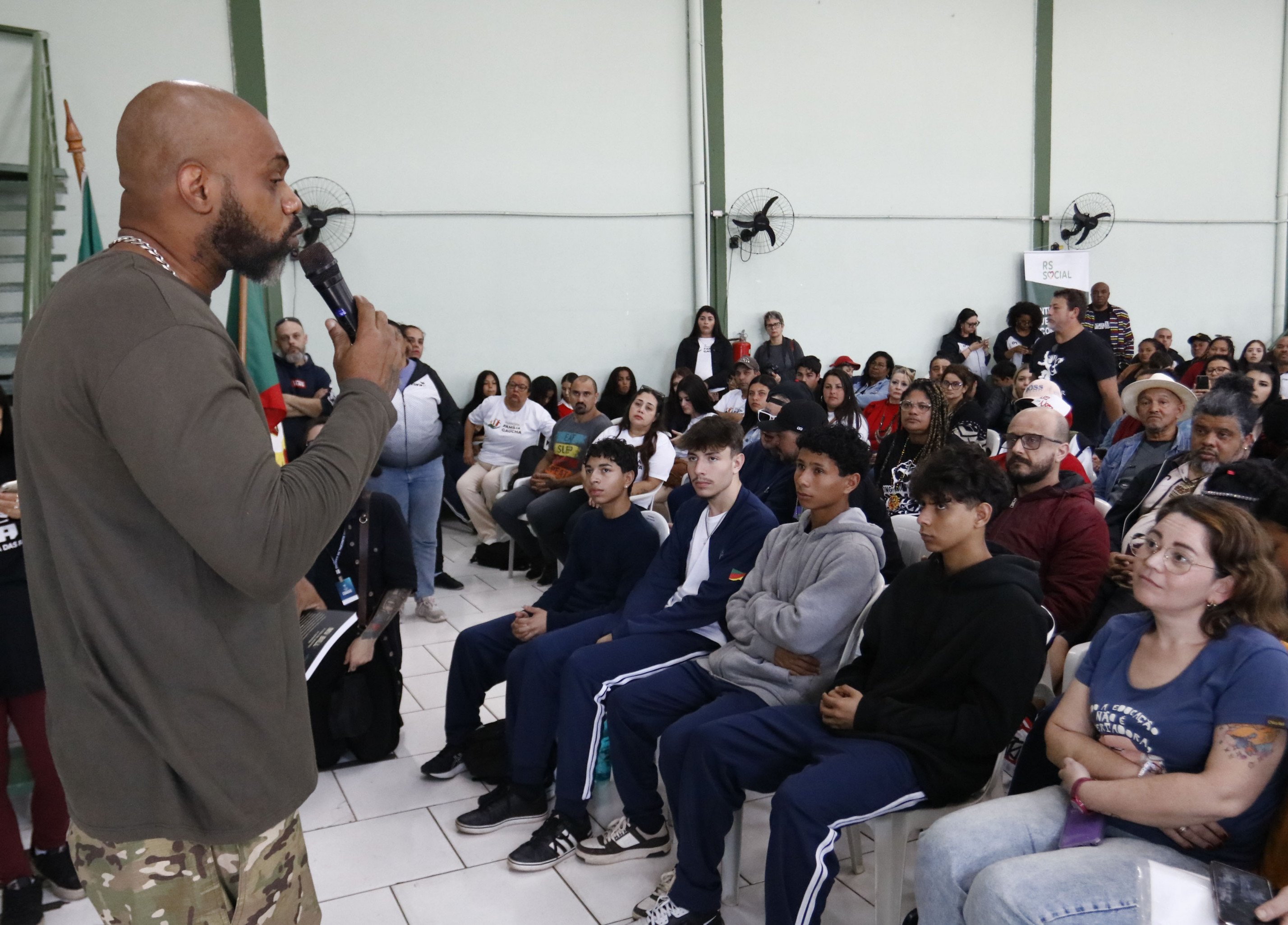 "Para atender juventudes no plural": conversa com MV Bill inaugura o Centro de Referência de Juventude em Canoas