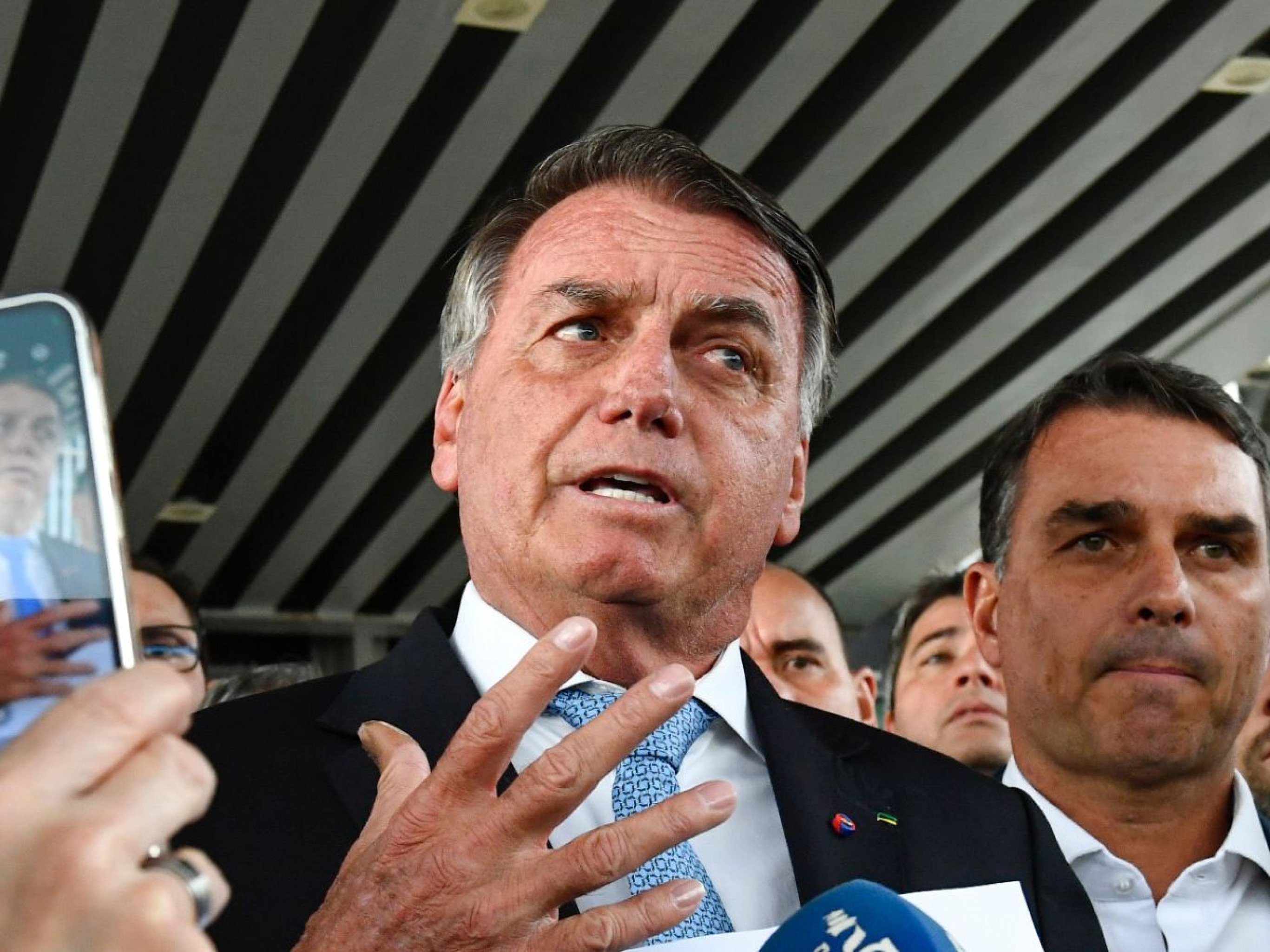 PF encontra lista de transmissão no celular de Bolsonaro; saiba para quem mandava mensagens