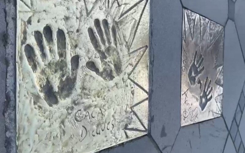 Calçada da Fama fica em ponto estratégico de Gramado
