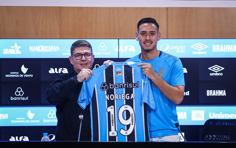 Noriega recebeu a camisa número 19 de Alexandre Rossato, VP de futebol do Grêmio | abc+