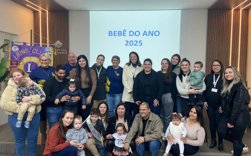 Pais dos bebês participantes e comissão organizadora do Bebê do Ano 2025 | abc+