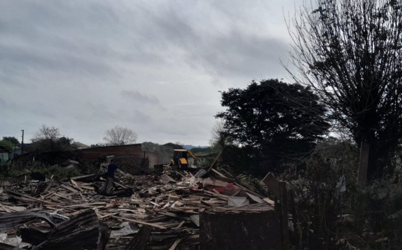 Prefeitura de Novo Hamburgo remove construções interditadas e abandonadas no bairro Santo Afonso | abc+