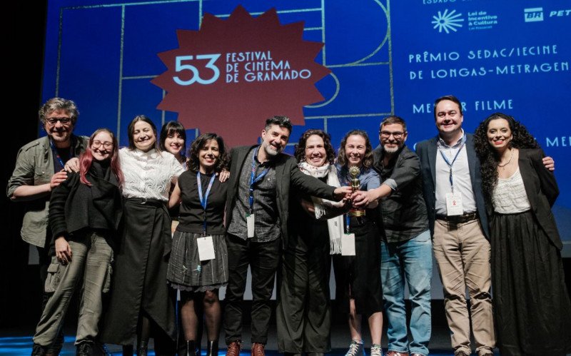 "Quando a Gente Menina Cresce", de Neli Mombelli recebe o prêmio Melhor Filme, entregue por Sofia Ferreira, presidente do IECINE e Fabian Thomas, secretário adjunto da secretaria de estado da Cultura do Rio Grande do Sul | abc+