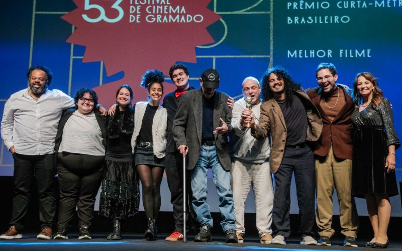Frutafizz, de Kauan Okuma Bueno recebe o prêmio Melhor Filme, entregue pela presidente da Gramadotur, Rosa Helena Pereira Volk | abc+