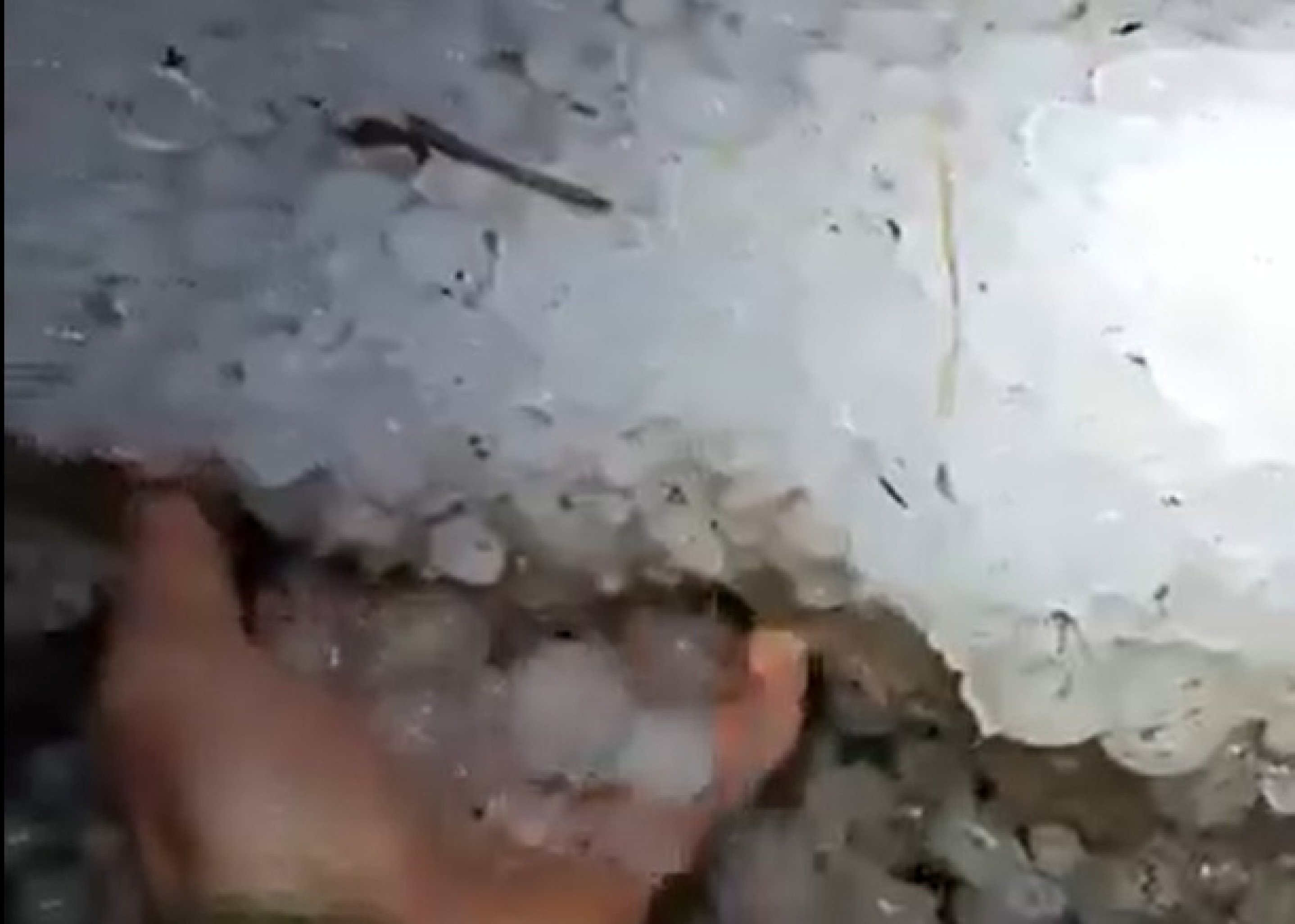 Imagens impressionantes mostram grande quantidade de granizo em cidades da região