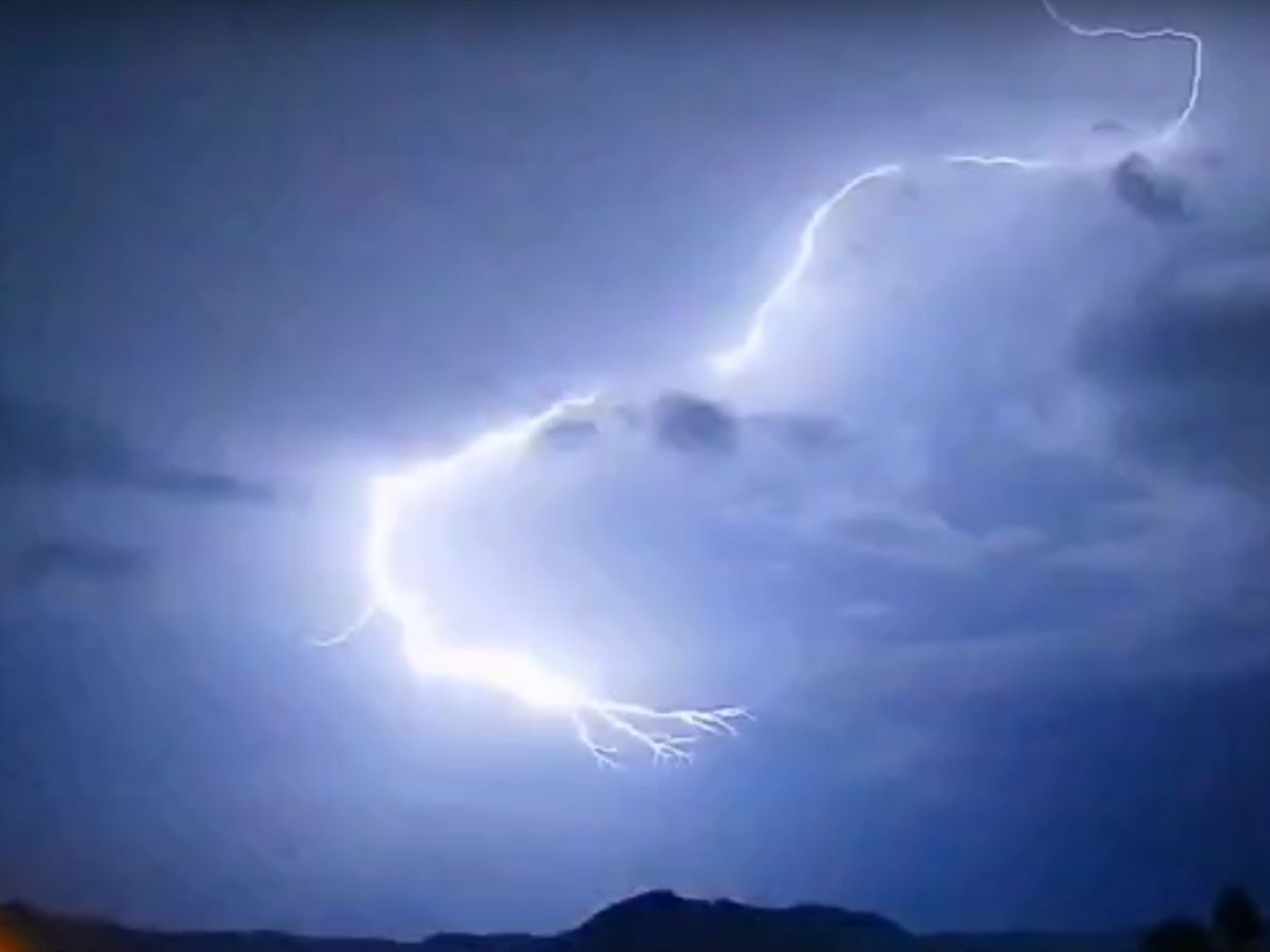 VÍDEO: Raios iluminam o céu de cidade gaúcha durante temporal; confira o que está por vir