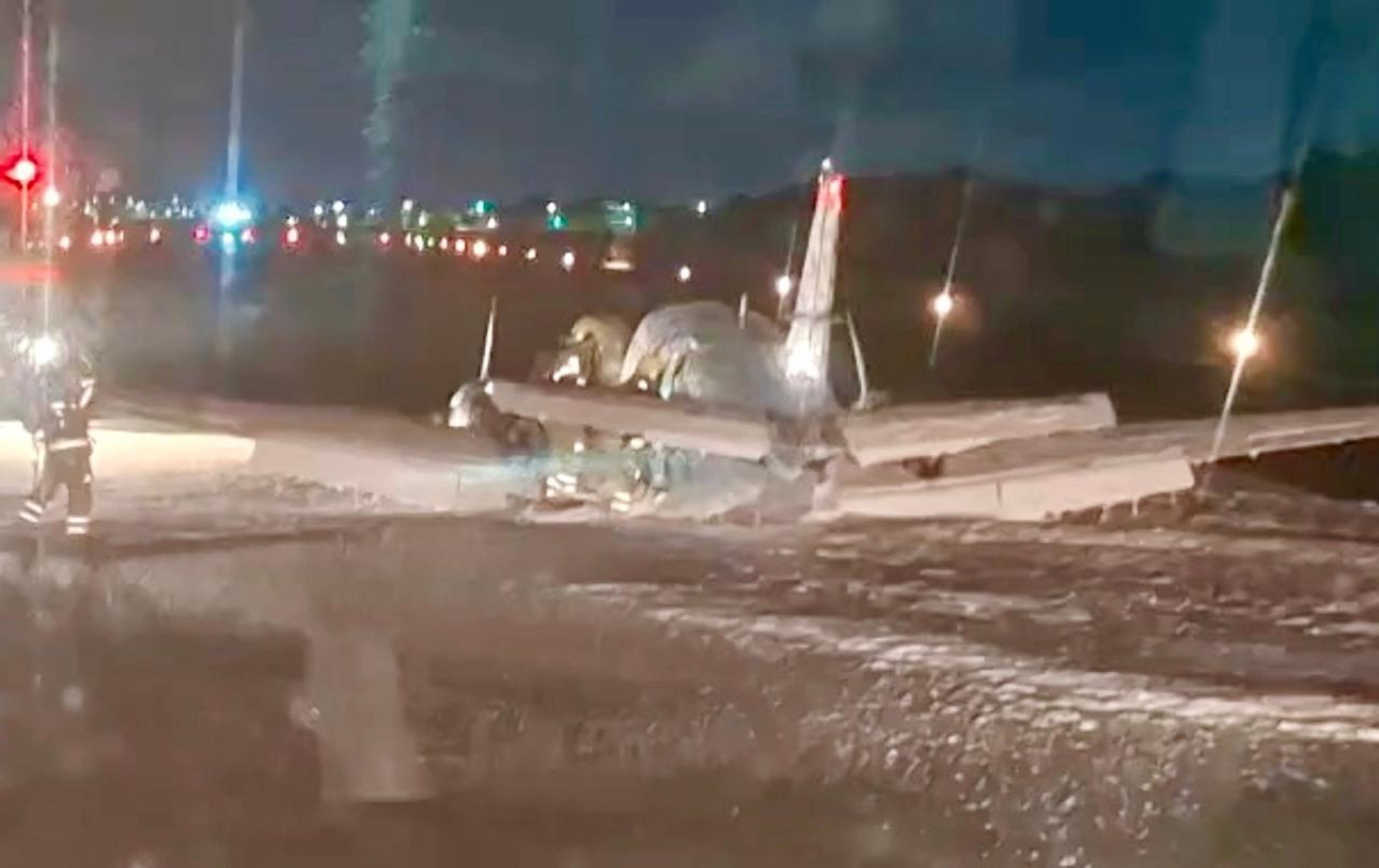 VÍDEO: Avião C90 King Air faz pouso de emergência após sofrer pane e sobrevoar cidade por 3 horas