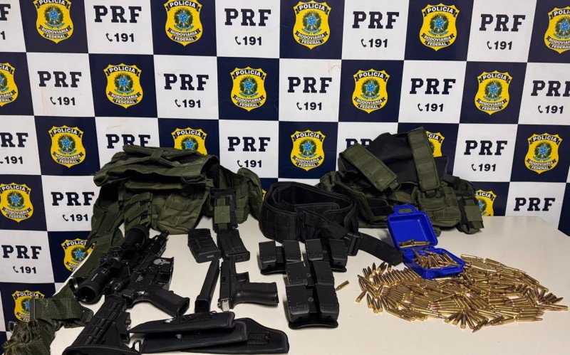 Condutor de São Leopoldo é preso com fuzil, pistola, munições e droga em Caxias do Sul