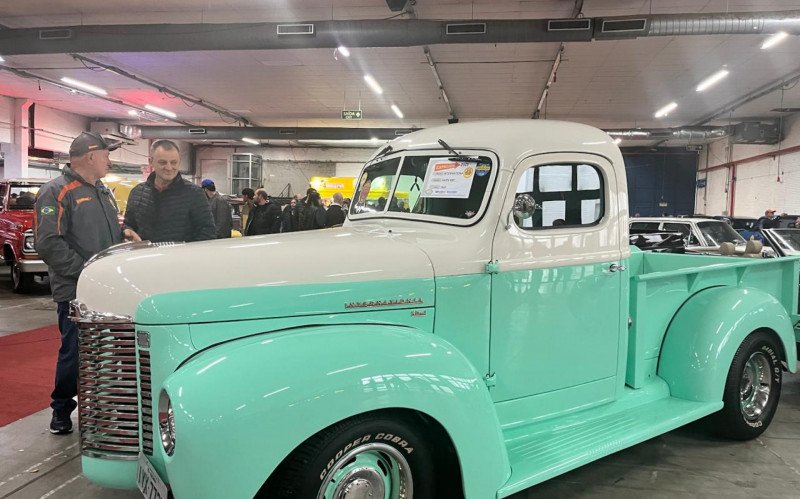 Evento reúne apaixonados por carros raros e antigos