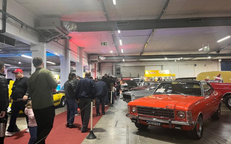 Evento reúne apaixonados por carros raros e antigos