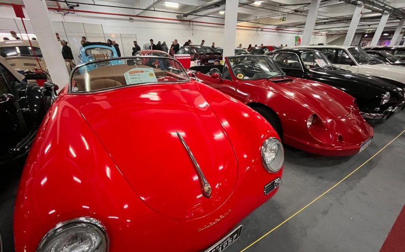 Evento reúne apaixonados por carros raros e antigos