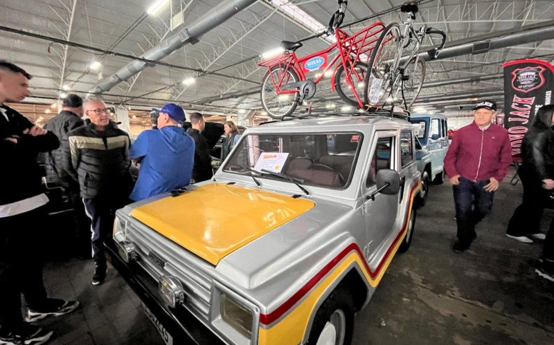 Evento reúne apaixonados por carros raros e antigos