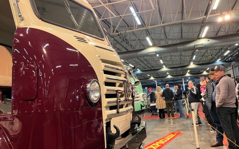 Evento reúne apaixonados por carros raros e antigos