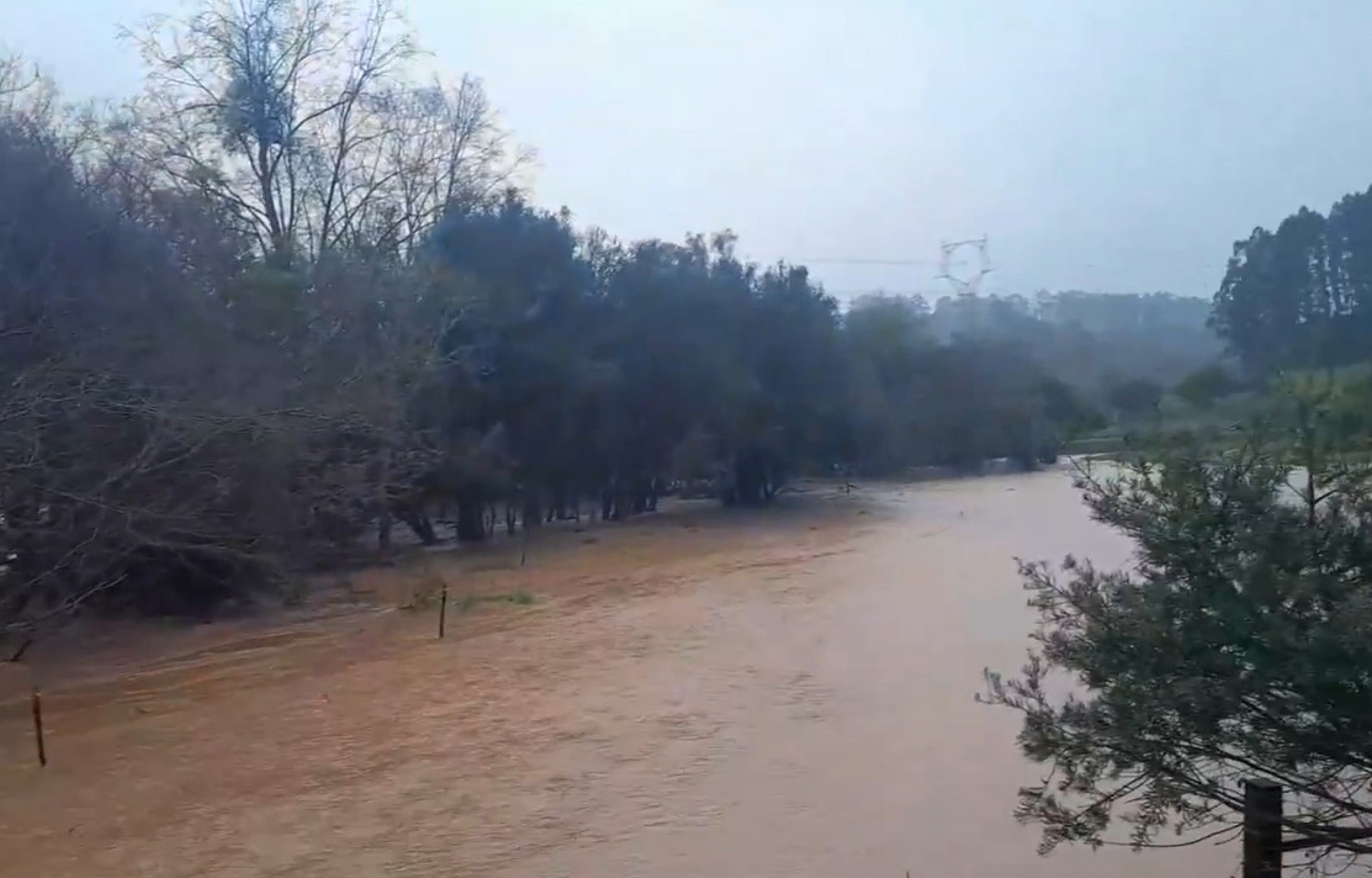 Chuva provoca inundação no Arroio São Lourenço e água invade casas em cidade do RS