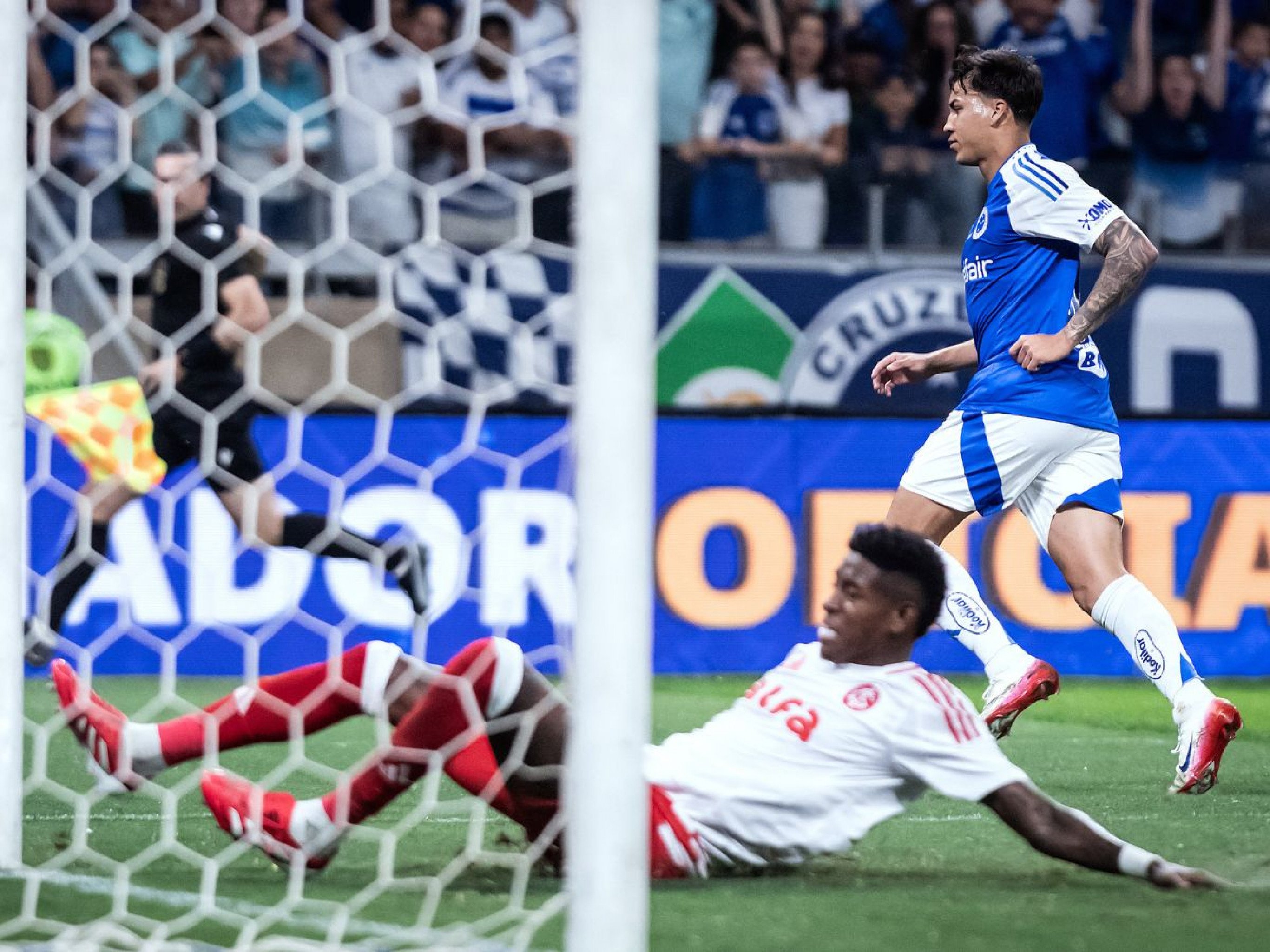 Inter perde para o Cruzeiro e chega a quatro derrotas seguidas