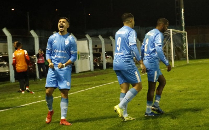 Allison, o Rei do Vale, marcou dois gols ontem à noite
