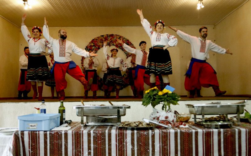 Grupo Folclore Ucraniano Solovey se apresentou no almoço festivo no bairro Niterói | abc+