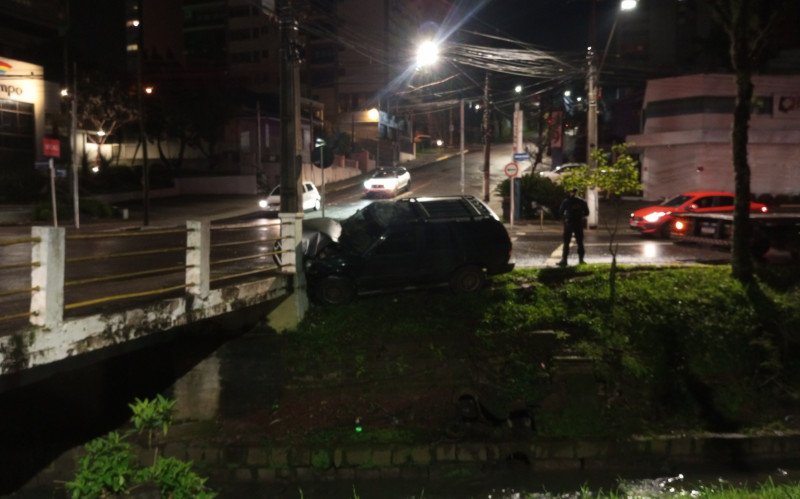 Carro sai da via e colide entre avenidas de Novo Hamburgo 